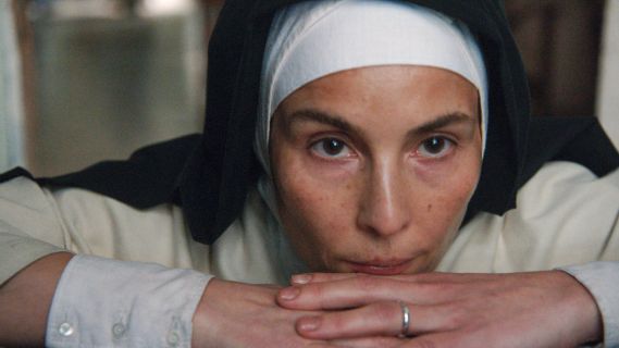 Filmstill aus «Mother»: eine Nonne stützt ihren Kopf auf ihren Händen ab