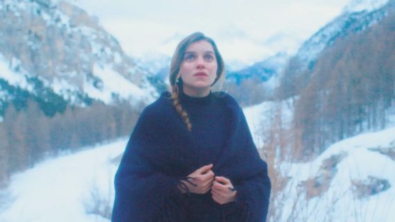 Filmstill aus «L’Engloutie»: eine Frau steht in einer verschneiten Landschaft