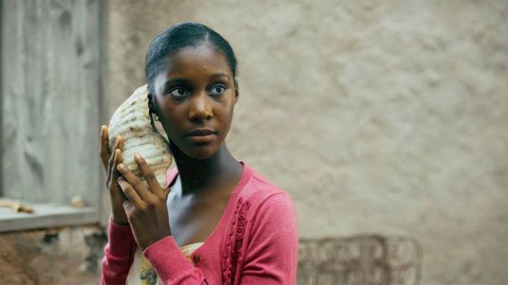 Filmstill aus «Hanami»: eine junge Frau hält sich eine grosse Muschel ans Ohr