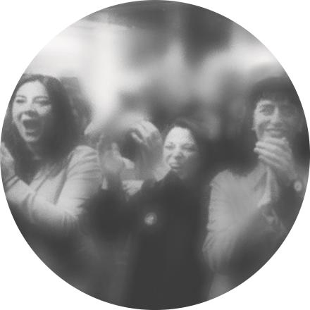 stilisiertes Foto von Menschen die applaudieren