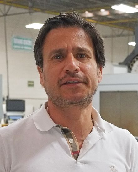 Portraitfoto von Thor Salayandía